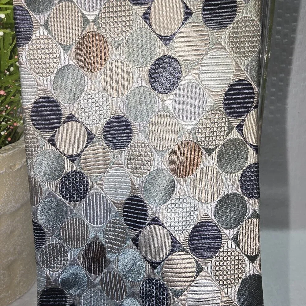 GEOFFREY BEENE VTG MENS TIE GRAY WITH POLKA DOT DIAGONAL DESIGN EUC
